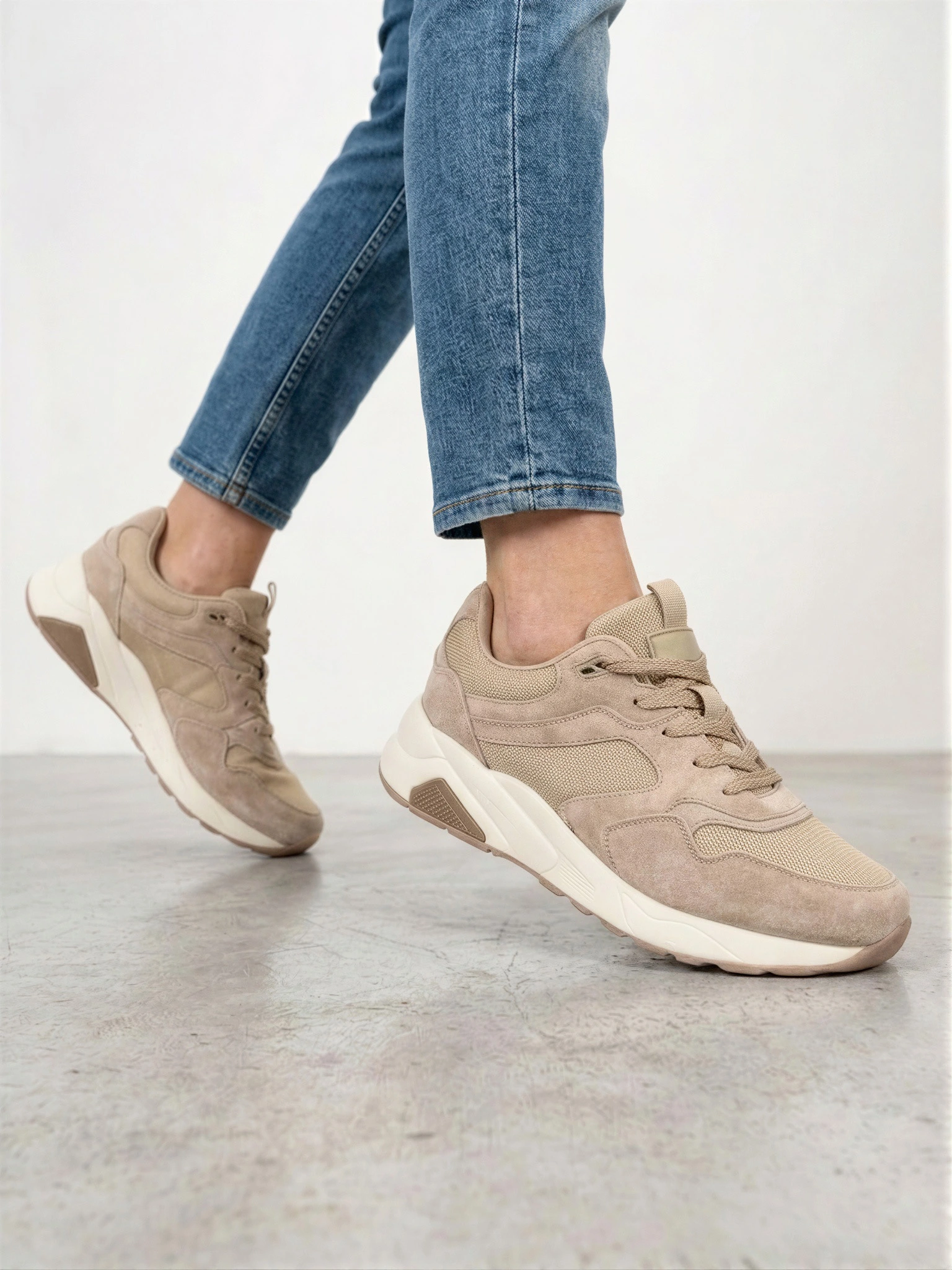 Кроссовки комбинированные бежевого цвета на средней платформе